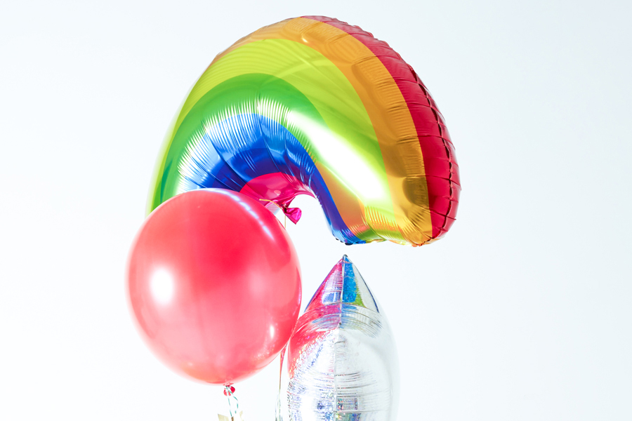 Een kleurrijk feestje met een regenboog thema